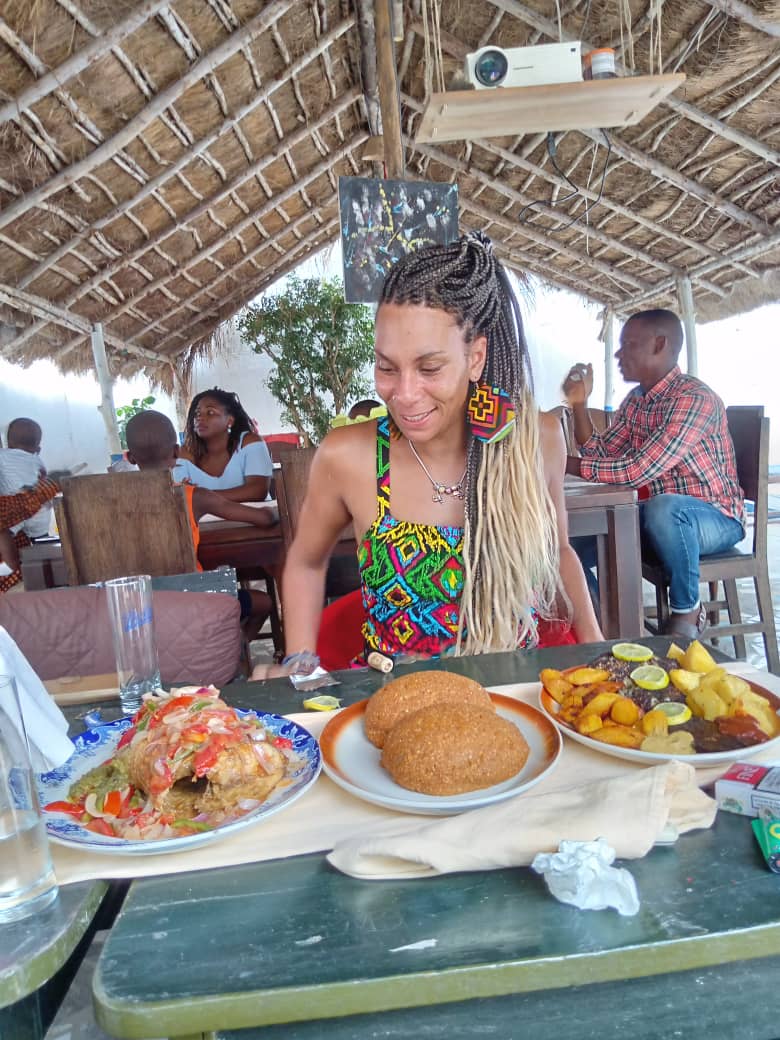 Un repas sous la paillote du restaurant